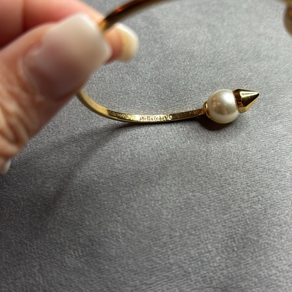 Stella & Dot: Elegant Gold and Pearl Bracelet - Picture 3 of 6